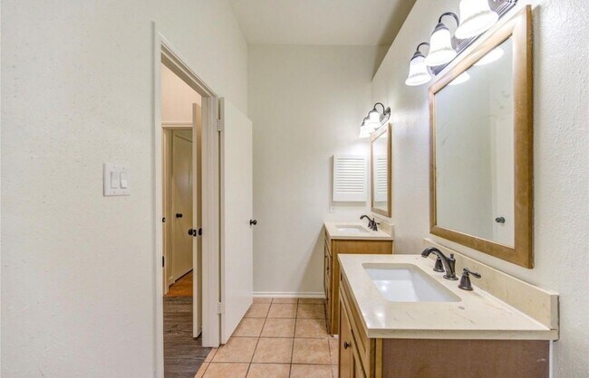 Building Photo - 16830 Scenic Gardens Dr
