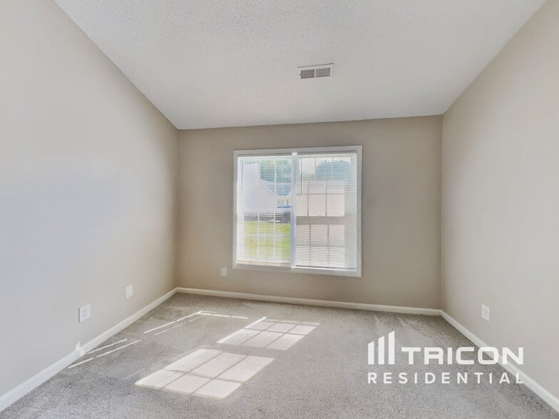 Building Photo - 3600 Amos Dr