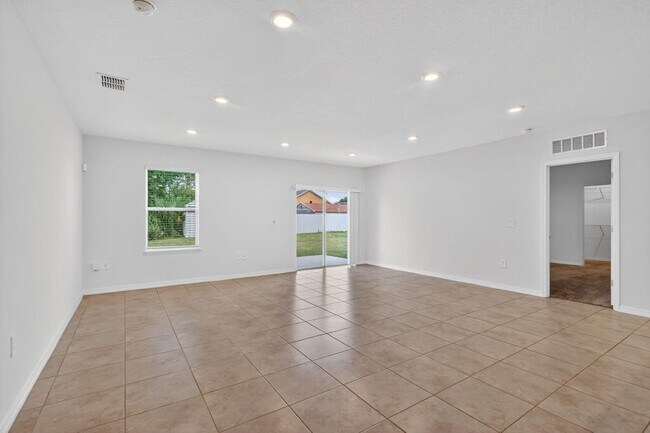 Building Photo - 657 NE Horizon Ln