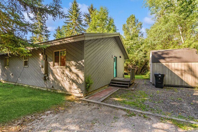 Building Photo - 2 bedroom, 1 bath house with Whitefish Lak...