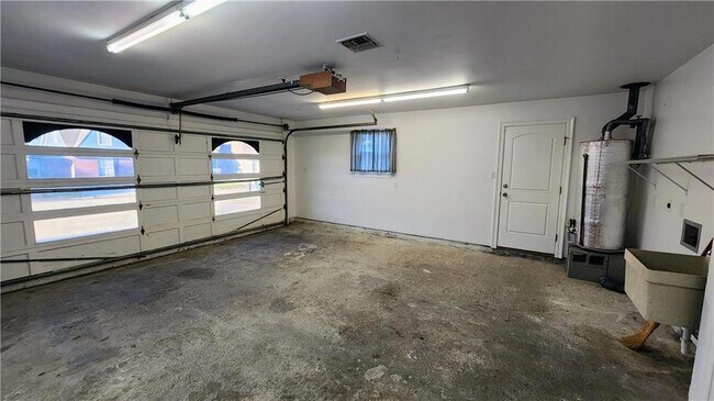 Building Photo - 2213 Stall Dr