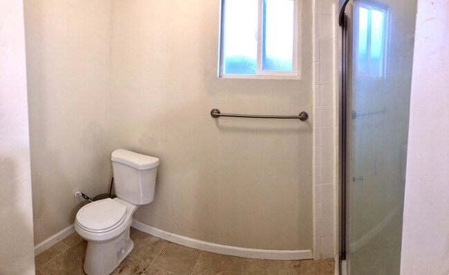 Bathroom - 562 Van Buren St