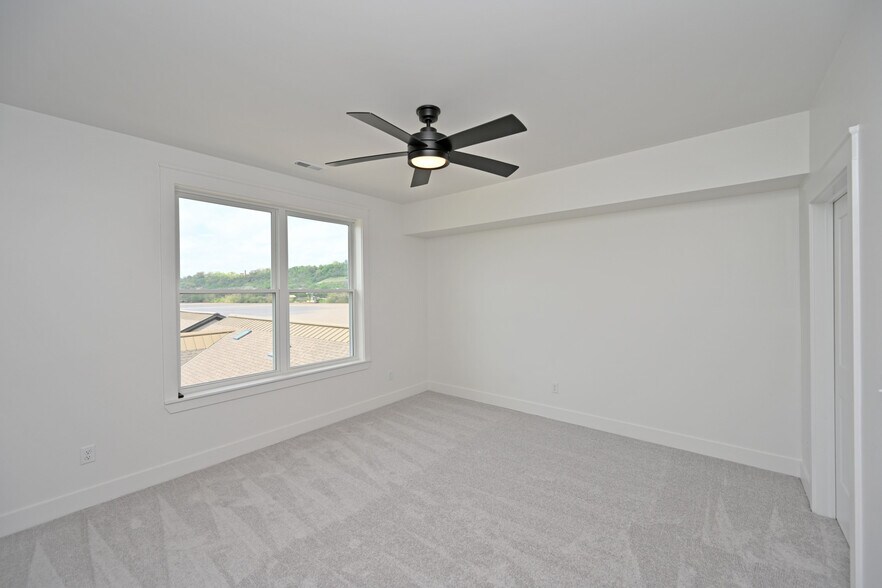 Guest room - 617 Manhattan Blvd