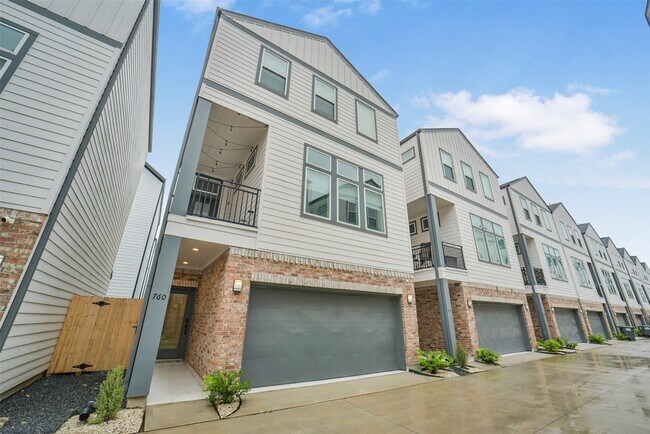 Building Photo - 760 W Donovan St