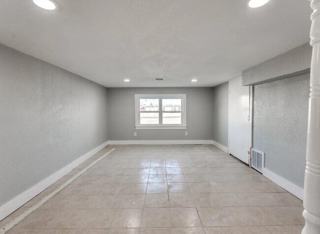Building Photo - 228 W Fairchild Dr