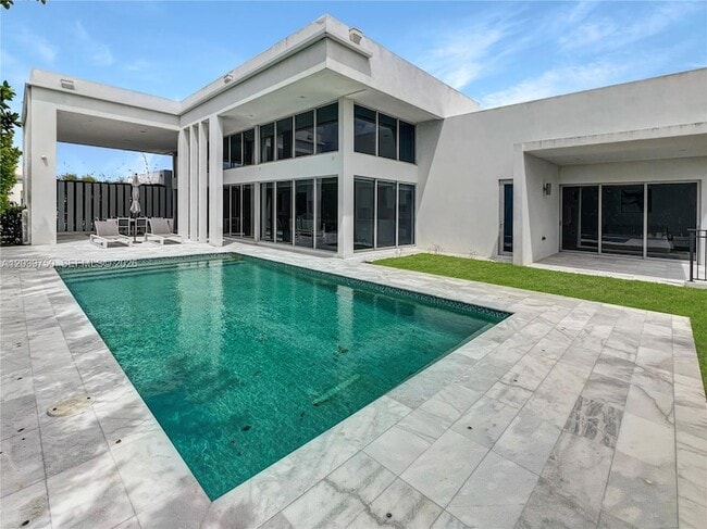 Building Photo - 16582 Botaniko Dr S