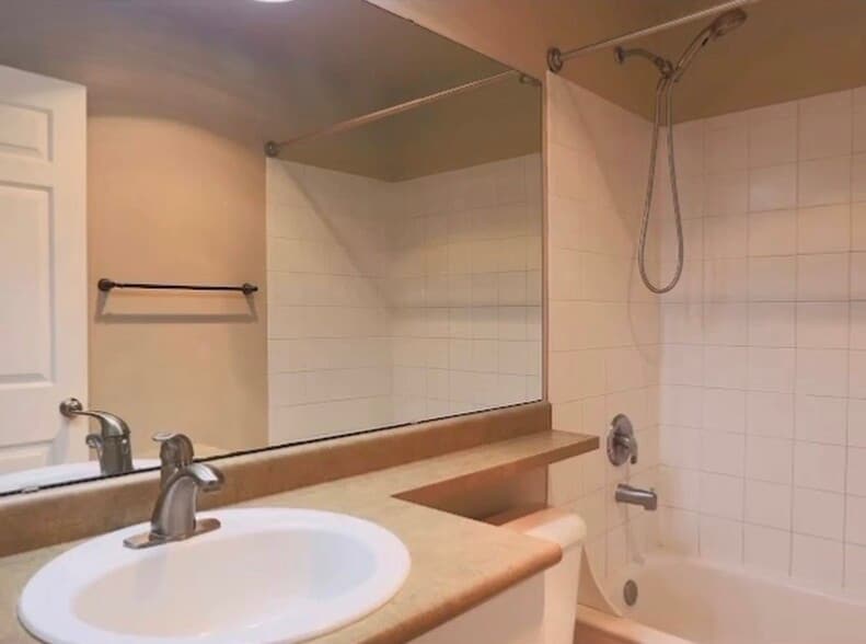 private bathroom with tub / shower combo - 1730 SE Halyard Ln