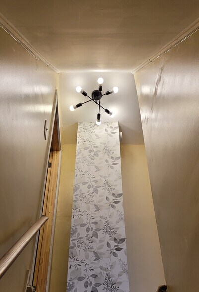 Accent in 3rd floor stairwell - 1253 W Arch St