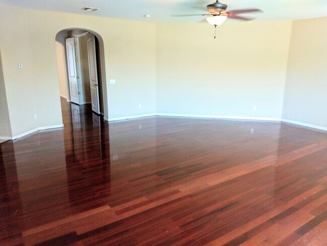 Building Photo - HUGE 5 bedroom, 3 bathroom in Glendale