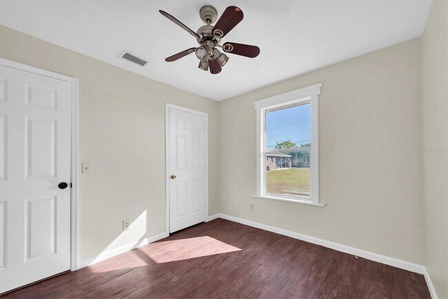 Building Photo - 1607 18th St E