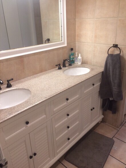 Master bathroom - 695 A1A North