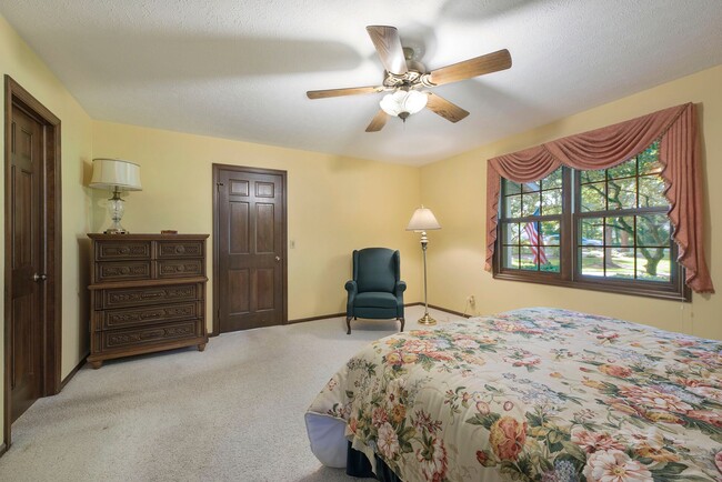 Building Photo - Beautiful 3BD/2.5BA Ranch in Park-like Set...
