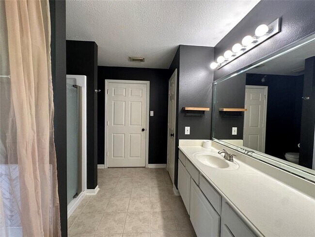 Building Photo - 243 Fantasy Ln