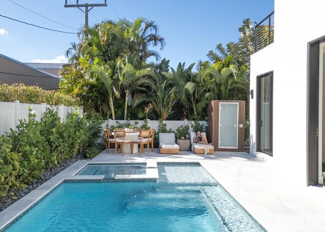 Building Photo - 214 28th St