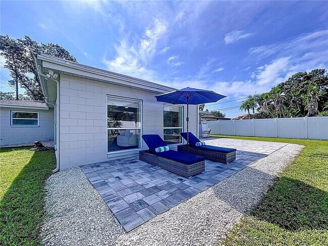 Building Photo - Modern luxury meets Florida charm in this ...