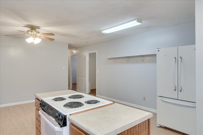 Building Photo - 2301 Mura Dr