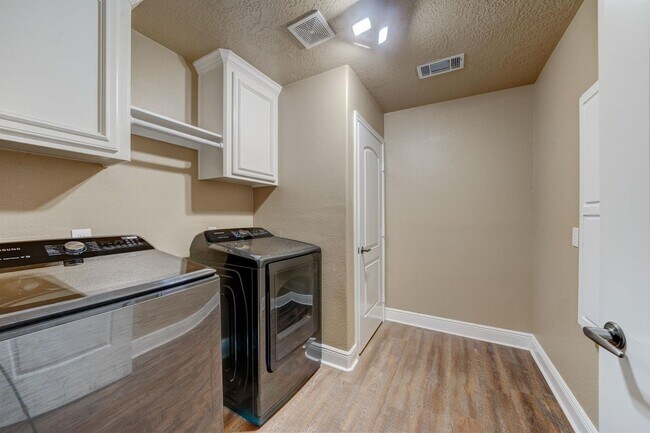 Building Photo - This charming 3-bedroom, 2-bathroom oasis ...