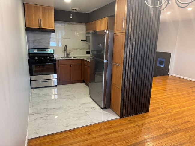 Building Photo - 10008 Jeanes St