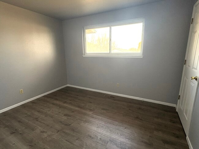 Building Photo - 240 Circle Dr