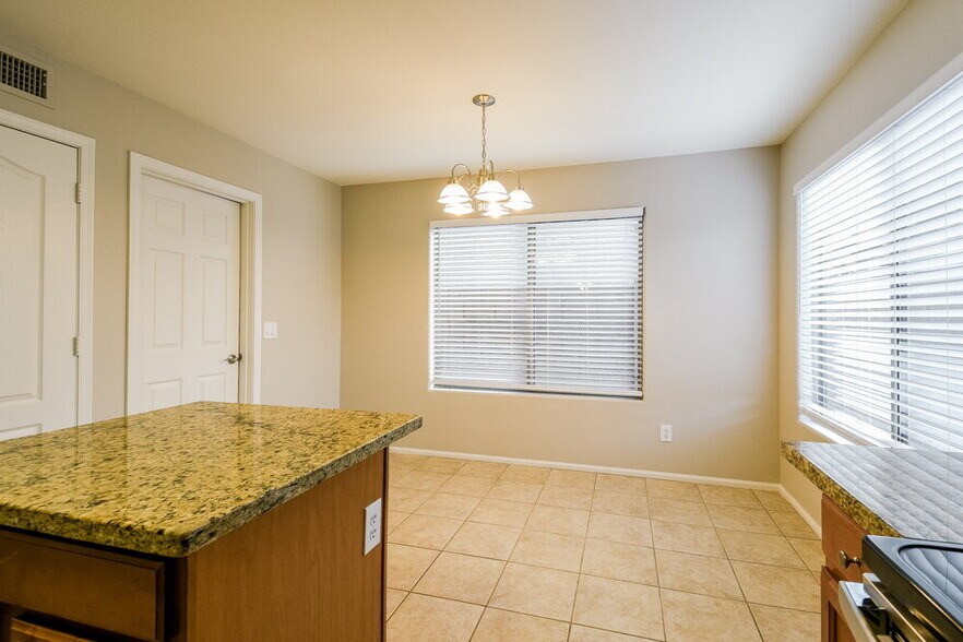 Building Photo - 2531 W White Feather Ln