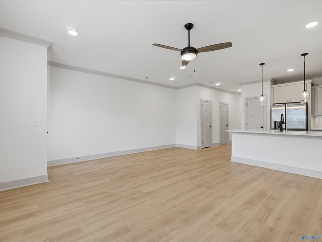 Building Photo - 6 Whispering Oak Dr SW