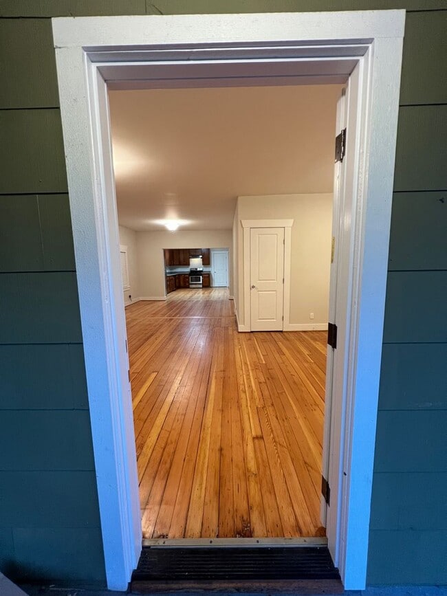 Building Photo - Spacious Two-Story Home on Private Land in the Desirable Issaquah School District
