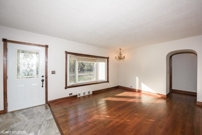 Building Photo - 4N225 Briar Ln