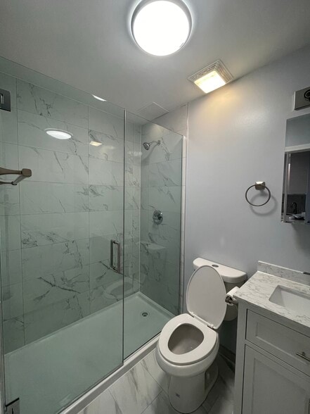 Building Photo - 1024 W Ainslie St