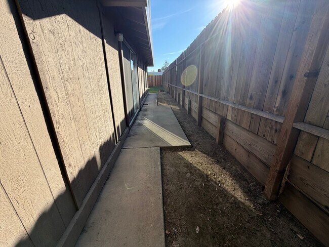 Building Photo - Welcome to this beautifully renovated 2-bedroom, 1-bath home in the desirable Foothill Oaks!