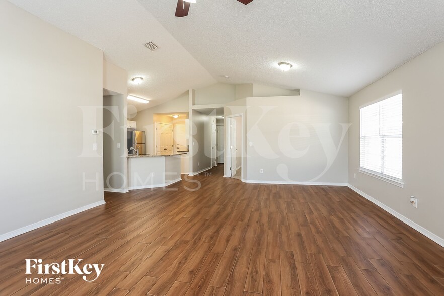 Building Photo - 2801 Cross Creek Dr