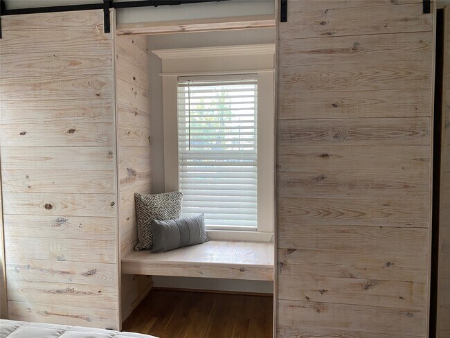 Building Photo - 1406 Edwards St