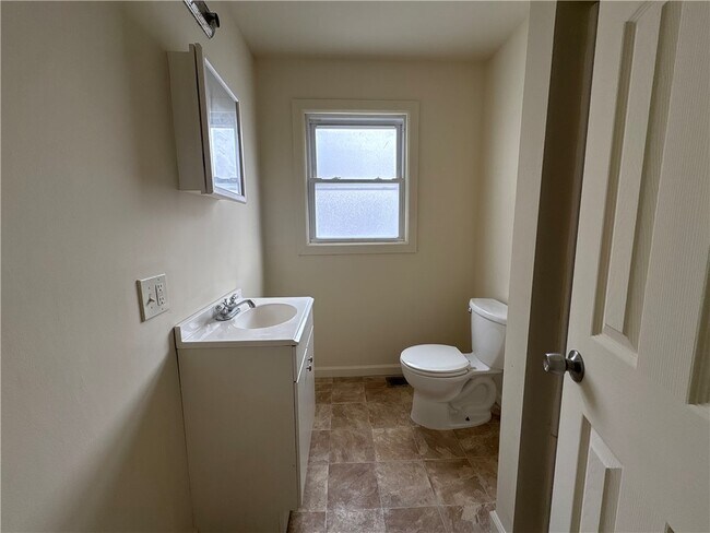 Building Photo - 2-12-12 Cliff St