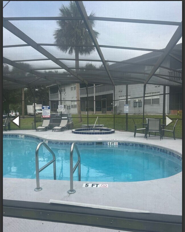 Building Photo - Wonderful remodeled Waterfront Condo == Great I-4 location with Community Pool