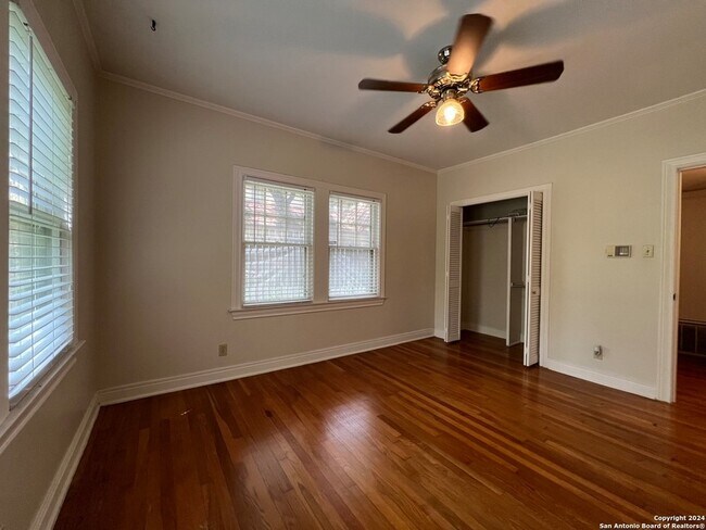 Building Photo - 308 E Rosewood Ave