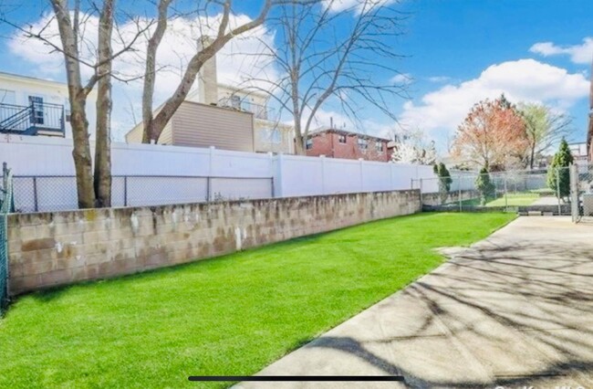 Building Photo - 71-21-71164 164th St