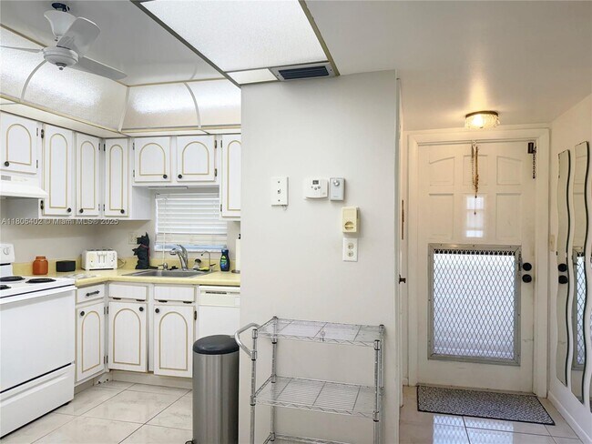Building Photo - 9820 S Hollybrook Lake Dr
