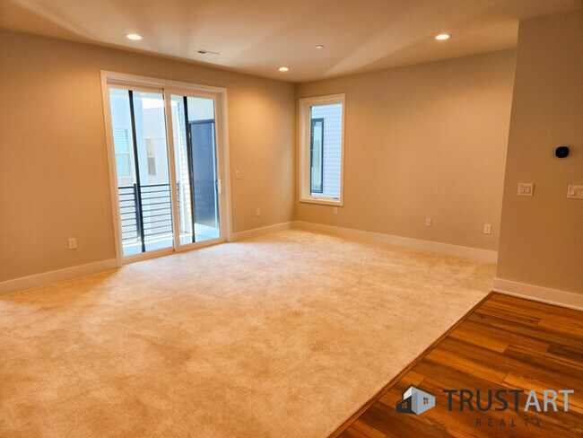 Building Photo - 3 bed/2bath condo house in Fishtown