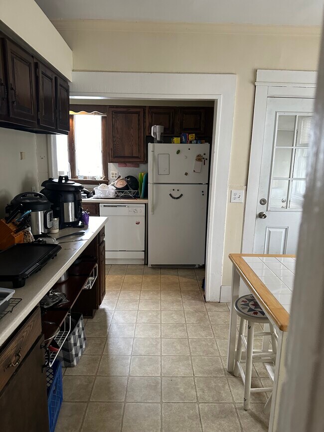 Building Photo - 112 Barton St