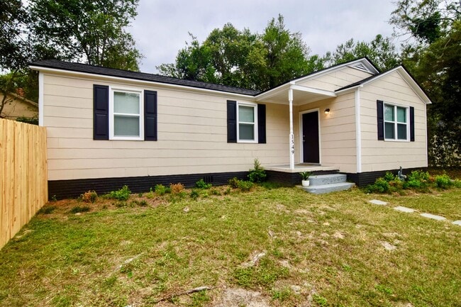 Building Photo - $995 - Updated 2 bed/1 bath house for rent off Wrightsboro Road, with fenced-in yard!