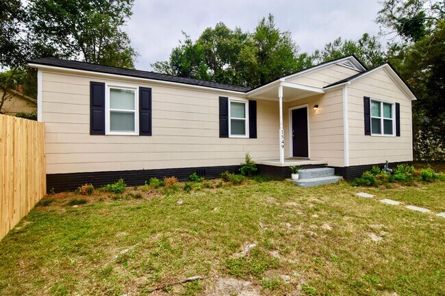 Building Photo - Modern Comfort with Timeless Cozy Charm and a fenced-in yard!