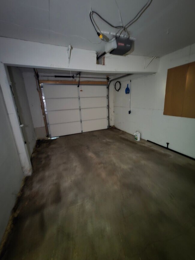 Building Photo - Great location 3 bed 1 bath with appliances!