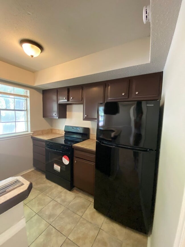 Building Photo - 2 Bedroom 1.5 Bath Apt at the Monterey Square Apts NW OKC