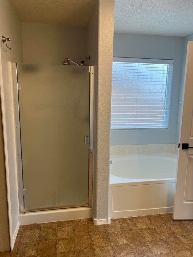 Building Photo - 1004 Desert Paintbrush Loop