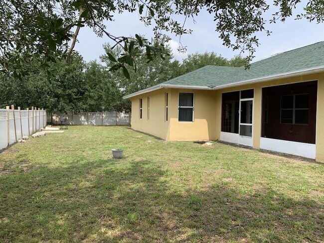 Building Photo - 180 SW Oakridge Dr