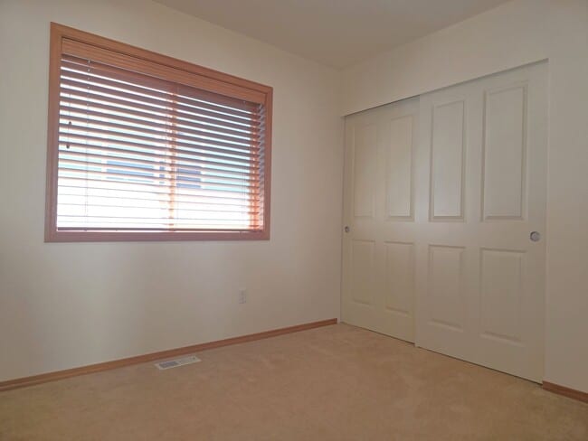 Building Photo - 4-bedroom, 2.5-bathroom home located in Fe...