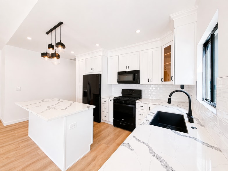 Building Photo - 818 N Genesee Ave