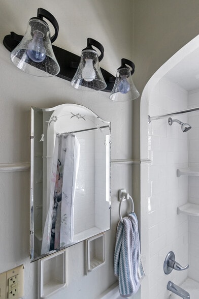 Building Photo - 601 S Walnut St