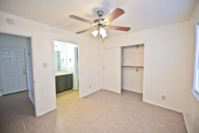 Building Photo - 1201 Westcott Dr