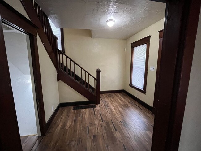 Building Photo - 3 Bedroom House