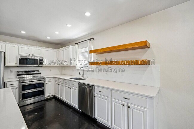 Building Photo - 315 Hollow Grove